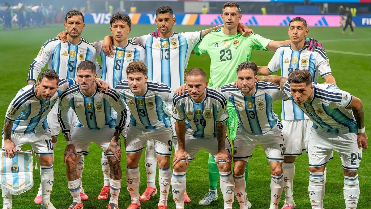Argentina players line up for a team photo before a 2026 friendly. Photo: Bryan Berlin / Wikimedia Commons (CC BY-SA 4.0).