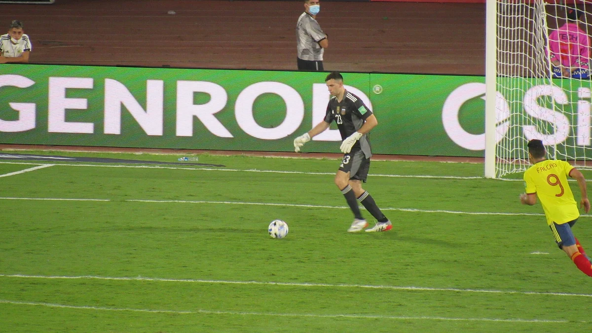 Emiliano Martinez in Argentina's black No. 23 goalkeeper kit during the 2022 World Cup qualifier against Colombia. Photo: jmmuguerza / Wikimedia Commons (CC BY-SA 3.0).