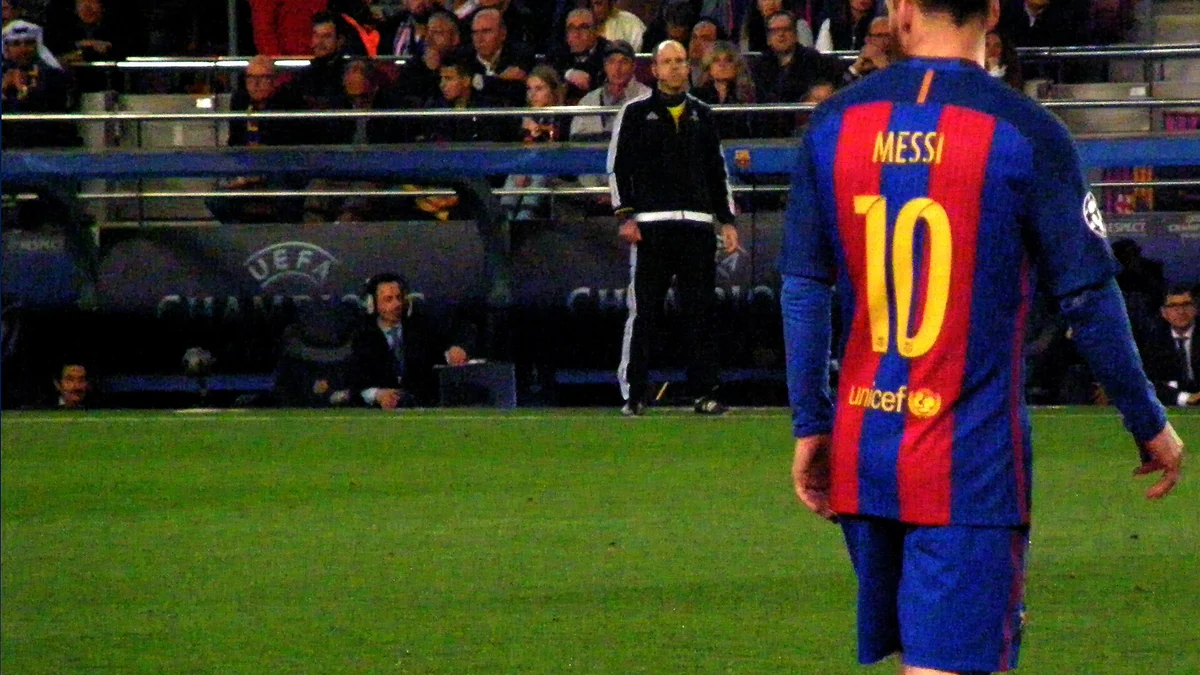 Lionel Messi wearing the Barcelona No. 10 shirt at Camp Nou during the 2017 Champions League tie against Paris Saint-Germain. Photo: Hugo Pérez Marsol / Wikimedia Commons (CC BY 2.0).