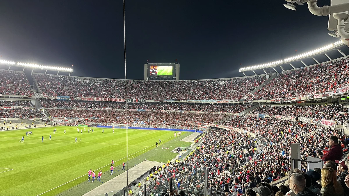 The packed Estadio Más Monumental in Buenos Aires at night, the venue for Messi's Argentina farewell against Benin. Photo: Vincenzo.togni / Wikimedia Commons (CC BY 4.0).