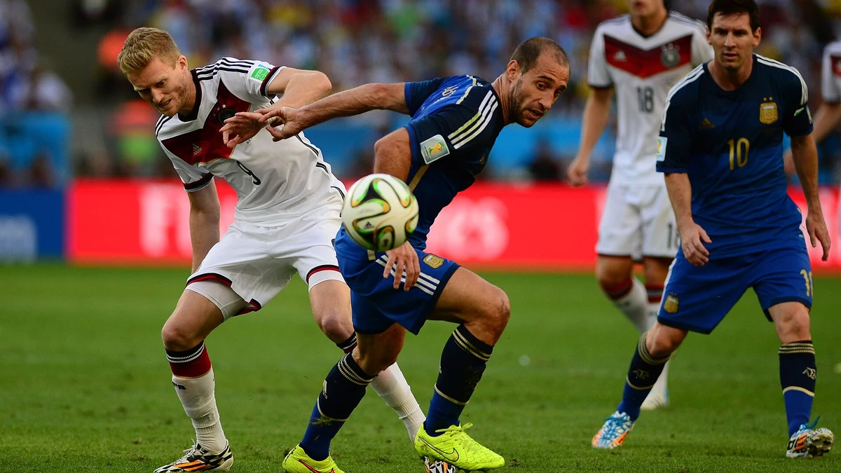 Lionel Messi in Argentina's number 10 shirt during the 2014 World Cup final against Germany. Photo: Agência Brasil / Wikimedia Commons (CC BY 3.0).