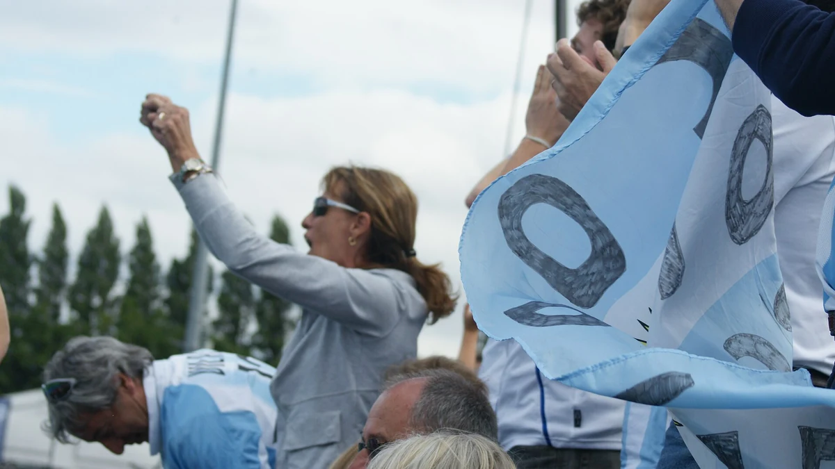 Argentina fans celebrate in the national colours. Photo: fourthandfifteen / Wikimedia Commons (CC BY 2.0).
