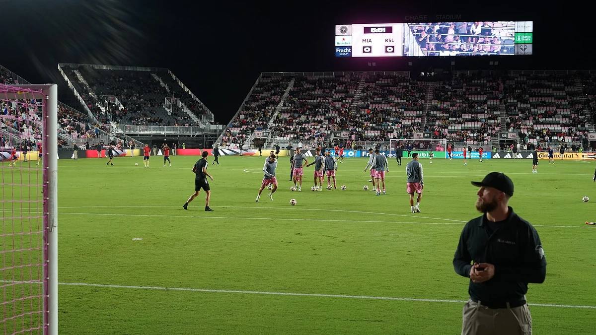 Lionel Messi takes a free kick for Argentina against Paraguay. Photo: Francisco Javier Gutierrez Zuñiga / Wikimedia Commons (CC BY-SA 2.0).