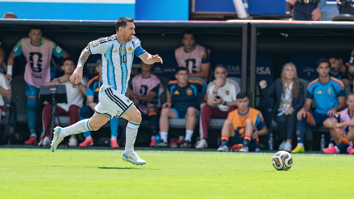 Lionel Messi sprinting with the ball for Argentina against Spain at the 2026 World Cup. Photo: Bryan Berlin / Wikimedia Commons (CC BY-SA 4.0).