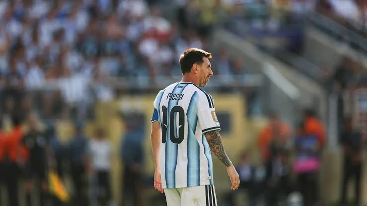 Lionel Messi in the Argentina number 10 shirt, seen from behind.
