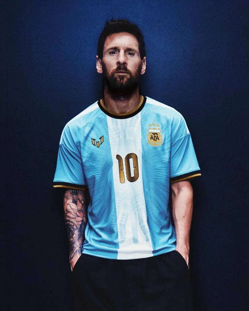 Lionel Messi poses in Argentina's No. 10 shirt. Photo: archive image of the Argentina captain.
