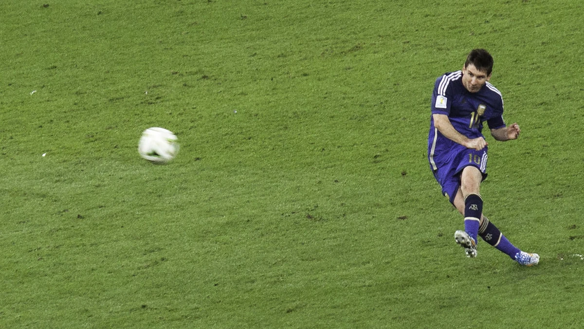 Lionel Messi in Argentina's blue number 10 kit striking the ball. Photo: jikatu (CC BY-SA 4.0).
