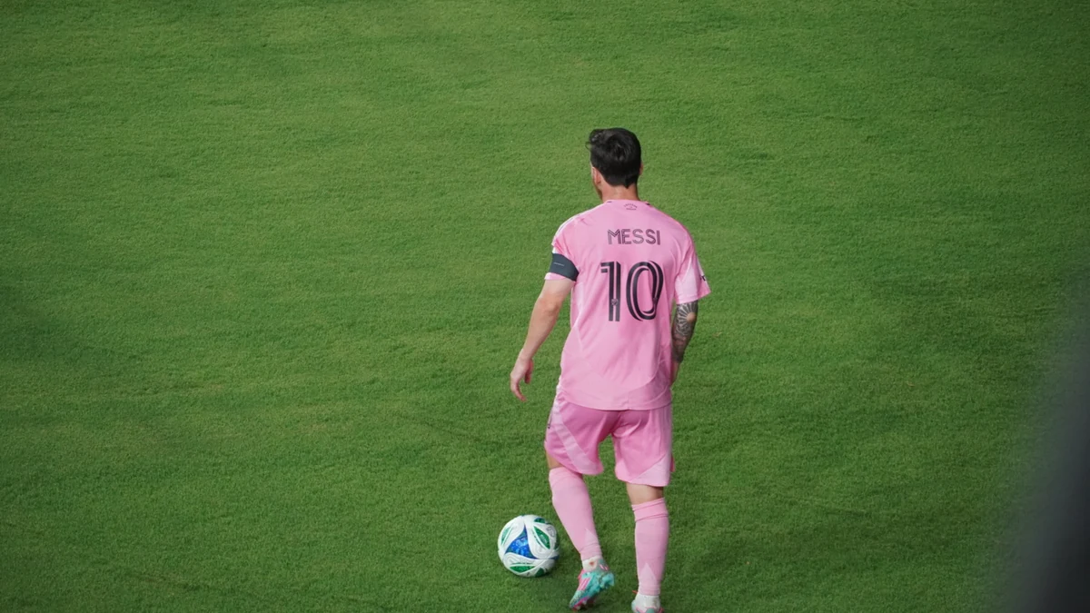 Lionel Messi wearing Inter Miami's pink number 10 shirt during an MLS match in 2025. Photo: TheSoccerBoy / Wikimedia Commons (CC BY 4.0).