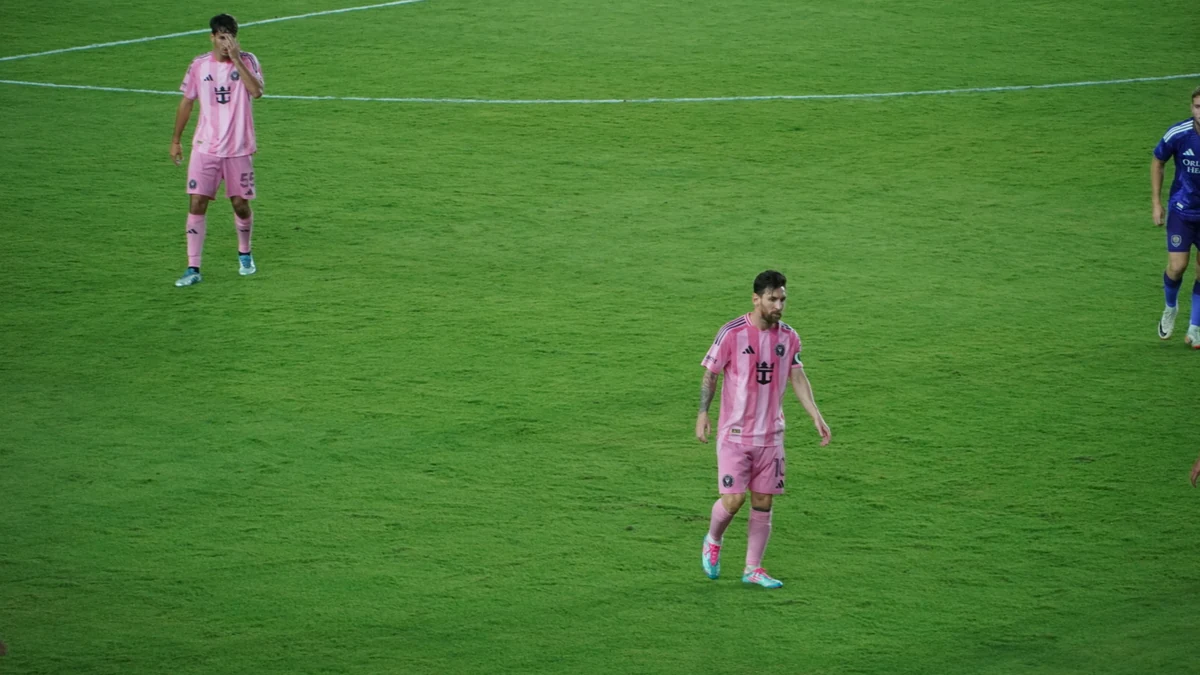 Lionel Messi in the Inter Miami pink kit walking across the pitch during the 2025 MLS season. Photo: TheSoccerBoy / Wikimedia Commons (CC BY 4.0).