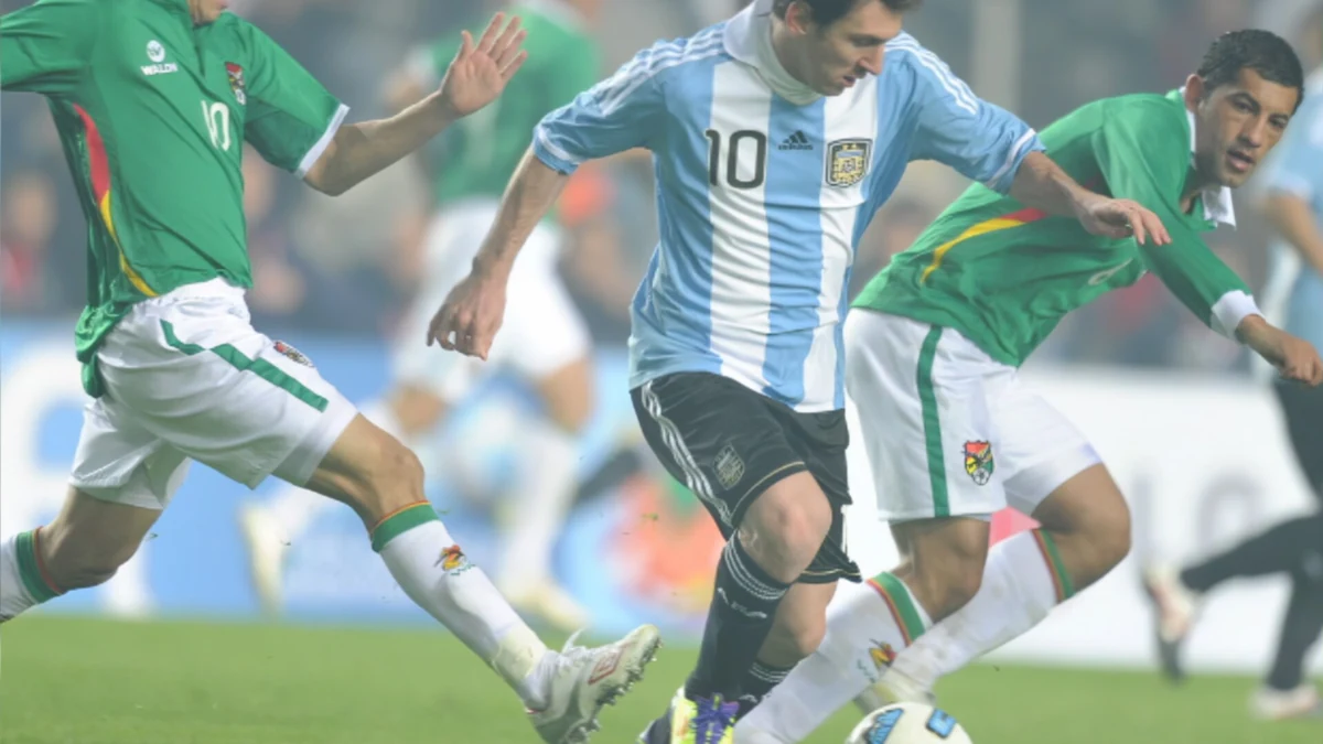 Lionel Messi dribbling for Argentina in the blue-and-white No. 10 shirt. Photo: LG전자 / Wikimedia Commons (CC BY 2.5).