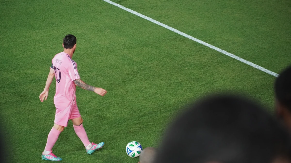 Lionel Messi walking in Inter Miami's pink kit during a Major League Soccer match. Photo: TheSoccerBoy / Wikimedia Commons (CC BY 4.0).