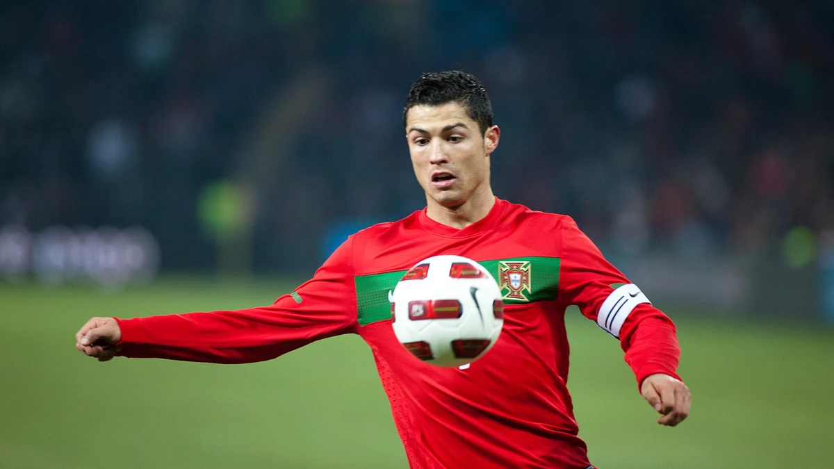 Cristiano Ronaldo controls the ball in a Portugal shirt. Photo: Ludovic Péron / Wikimedia Commons (CC BY-SA 3.0).
