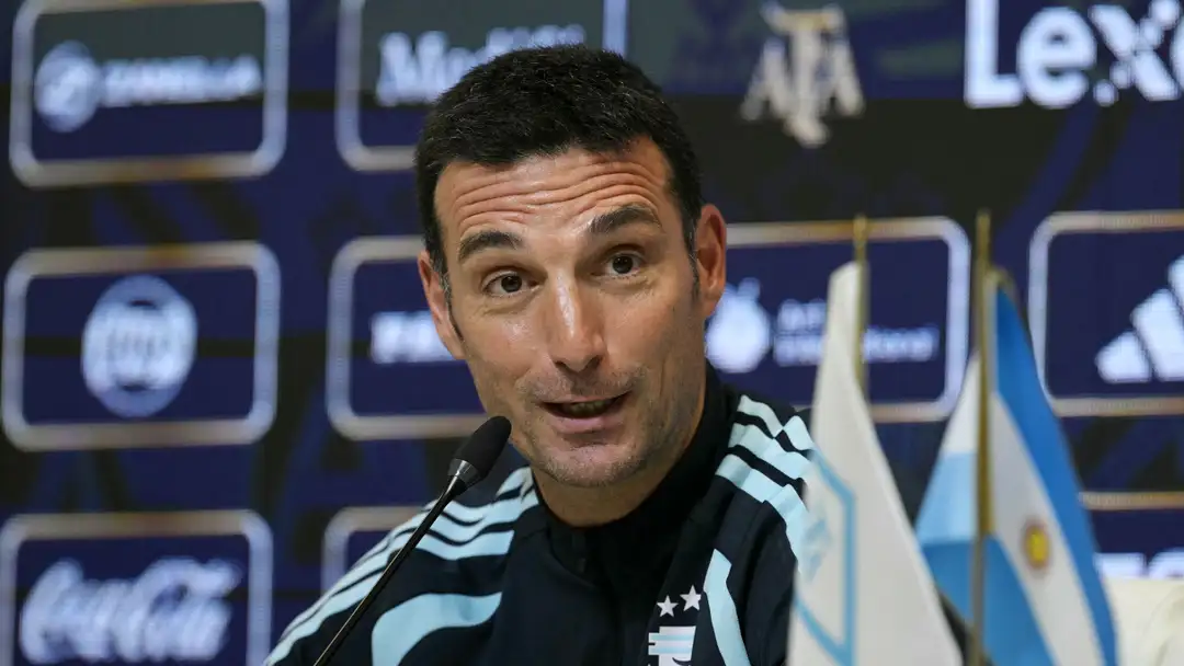Lionel Scaloni speaking at a press conference.