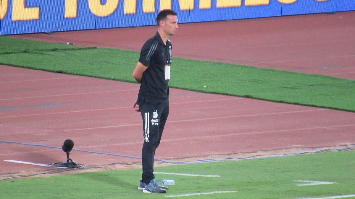 Lionel Scaloni standing on the touchline during an Argentina match, wearing the national team staff kit. Photo: jmmuguerza / Wikimedia Commons (CC BY-SA 3.0).
